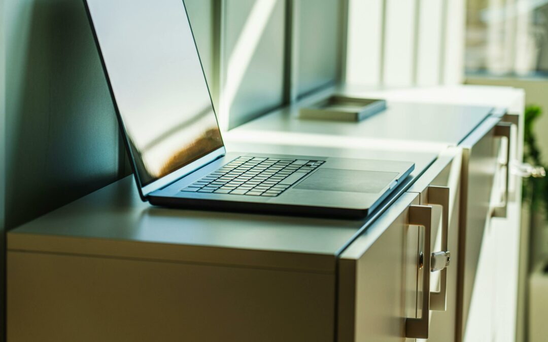 Photo de Jakub Zerdzicki: https://www.pexels.com/fr-fr/photo/espace-de-travail-moderne-avec-ordinateur-portable-ensoleille-34239106/